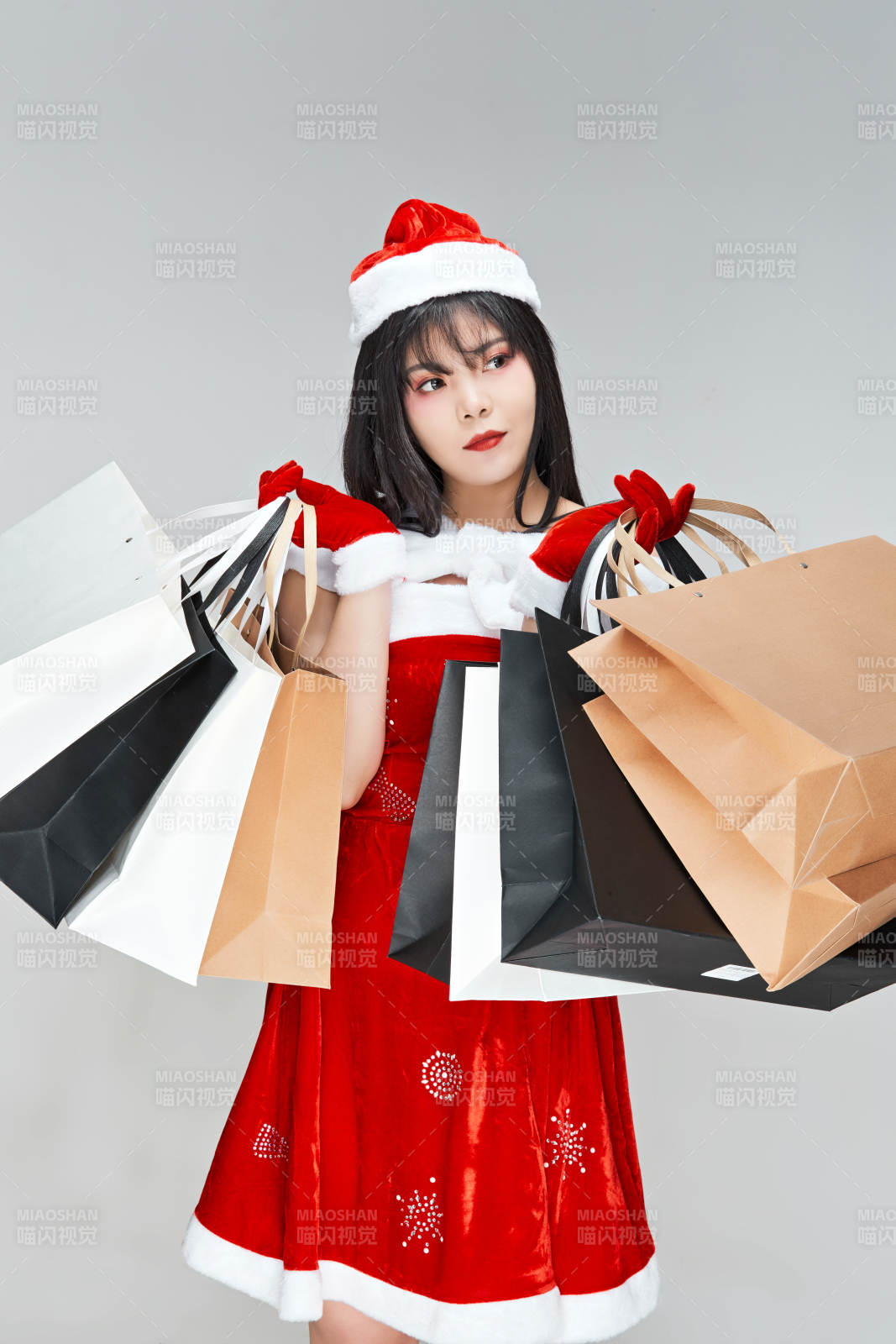 身穿圣诞服饰手提购物袋性感可爱的圣诞女郎图片