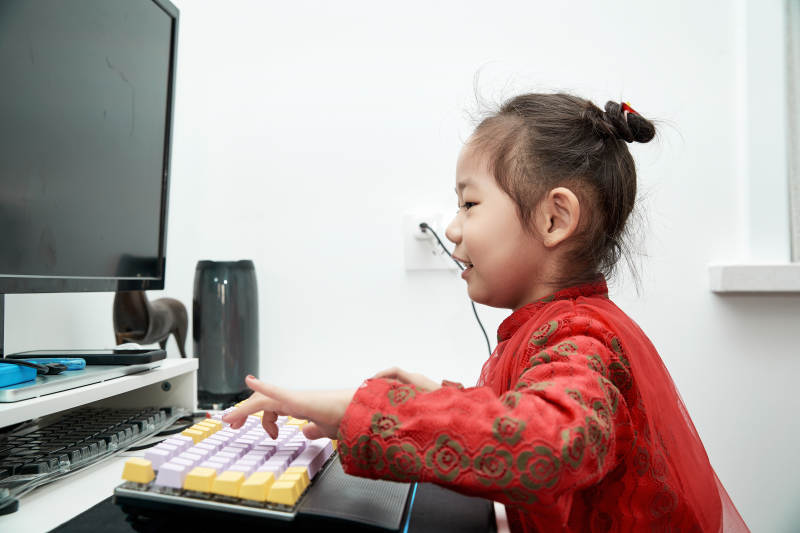 在家玩耍的亚洲小女孩图片