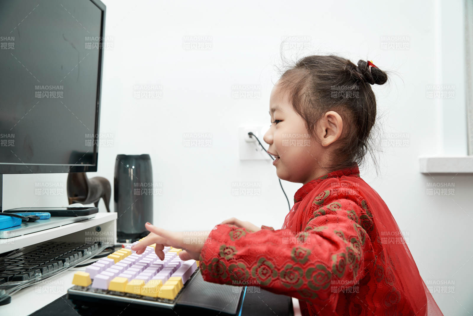 在家玩耍的亚洲小女孩图片