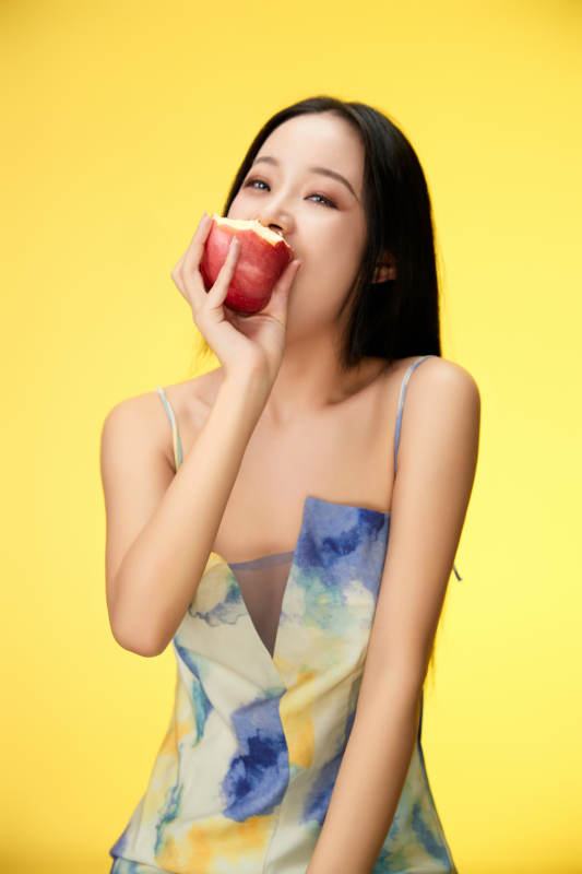 吃水果的亚洲东方长发少女图片