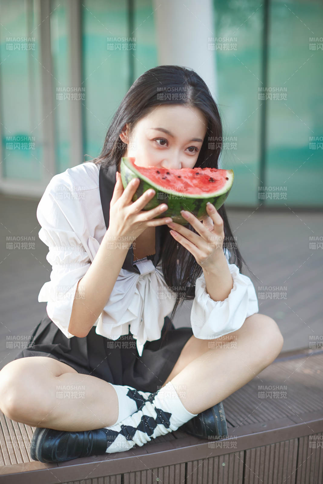 初夏户外公园吃西瓜的可爱少女图片