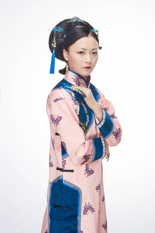 白色背景下的清代女性古装造型清朝古装图片