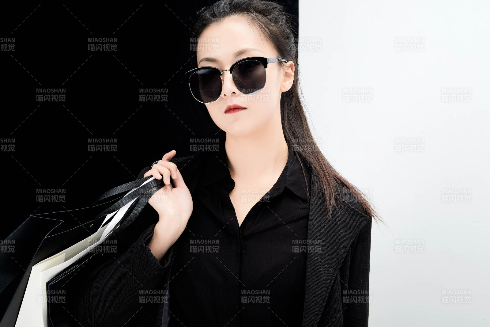 黑白色背景下的手提购物袋的时尚亚洲少女图片