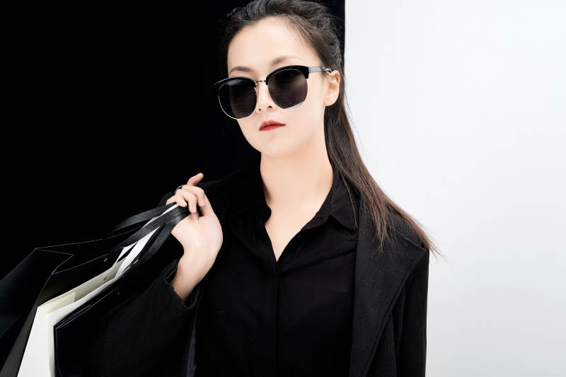 黑白色背景下的手提购物袋的时尚亚洲少女图片