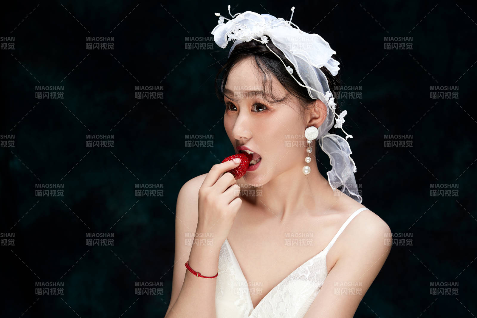 黑色背景下的女性复古婚纱妆面图片