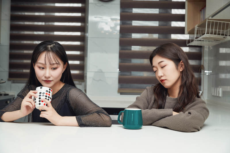 在餐厅喝咖啡闲聊的亚洲闺蜜图片