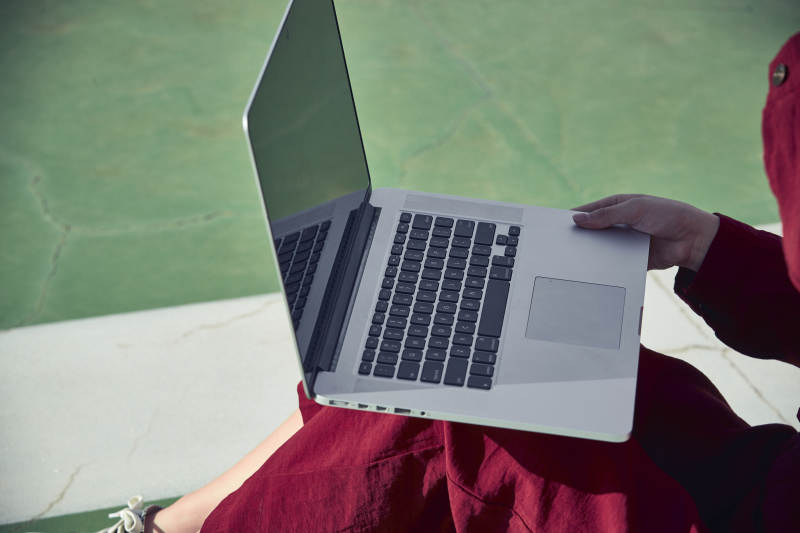 户外进行商务办公的青年女性局部特写图片