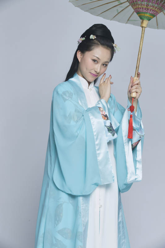 身穿古装的汉服女性人像汉服影棚拍摄图片