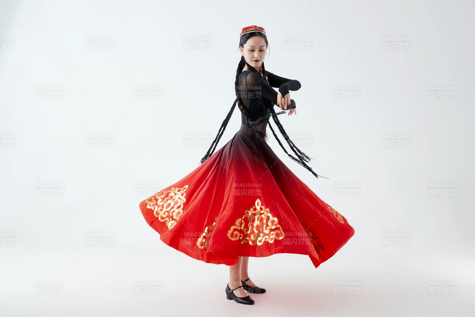 穿着新疆维吾尔族服饰跳舞的少女图片