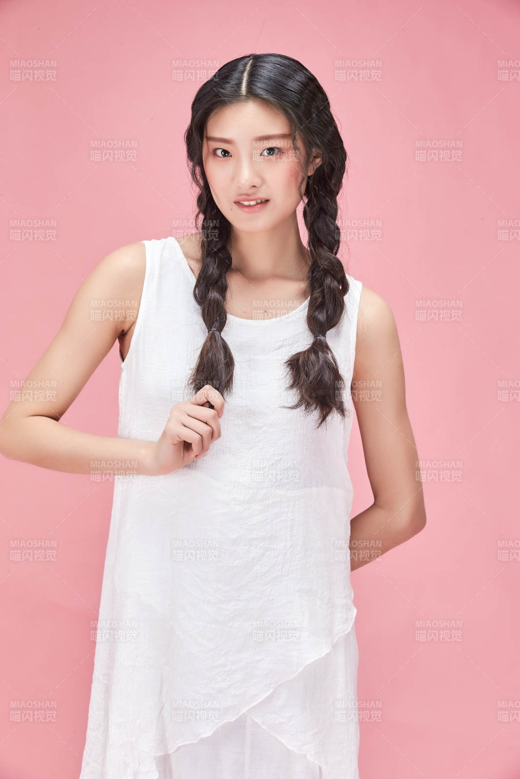 摄影棚拍摄的时尚亚洲女性模特图片