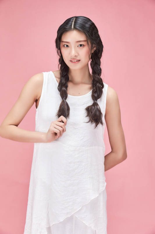 摄影棚拍摄的时尚亚洲女性模特图片