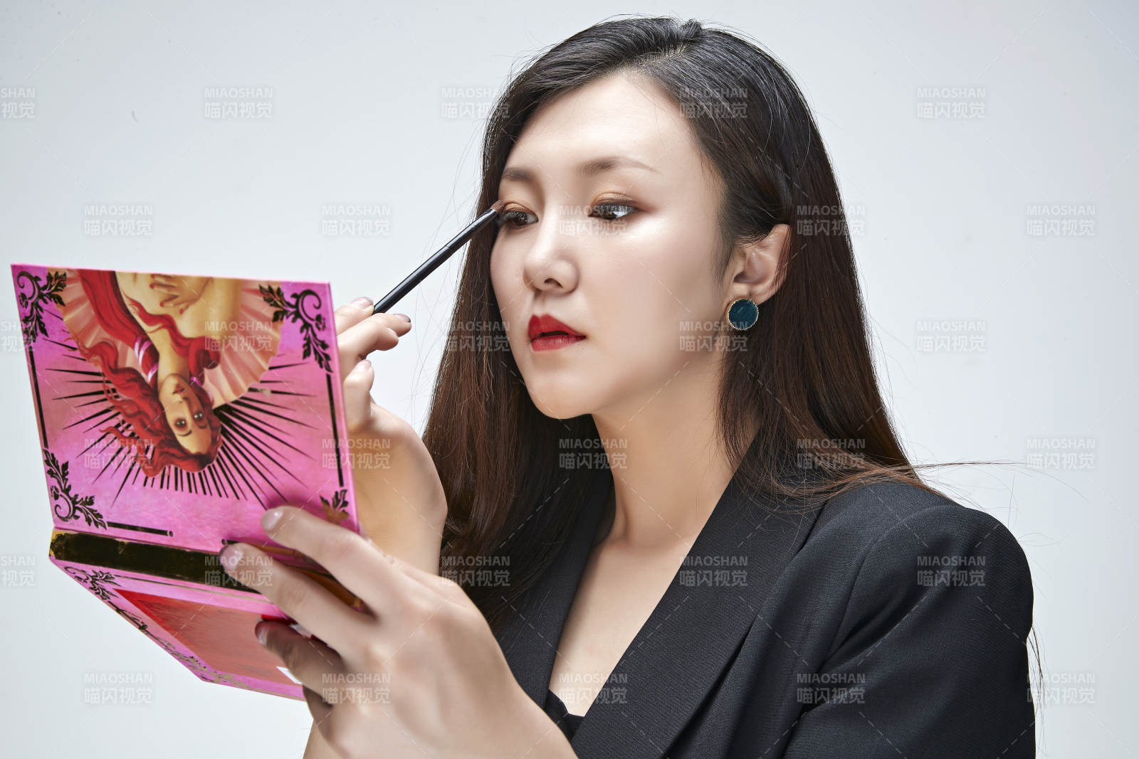 棚拍白色背景的亚洲青年女性化妆师图片