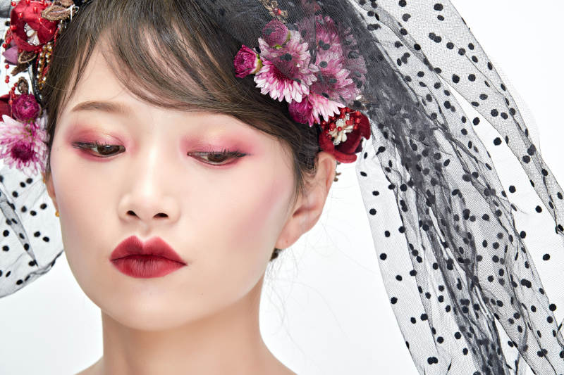 白色背景下的新娘彩妆美女人像图片