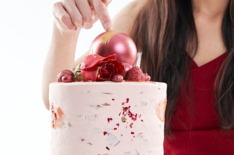 喝红酒品尝蛋糕的年轻女性图片