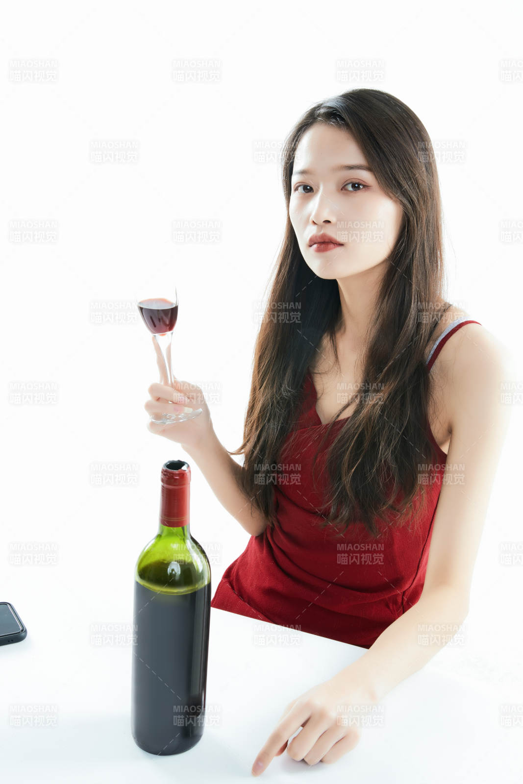 独自品尝红酒的亚洲女性图片