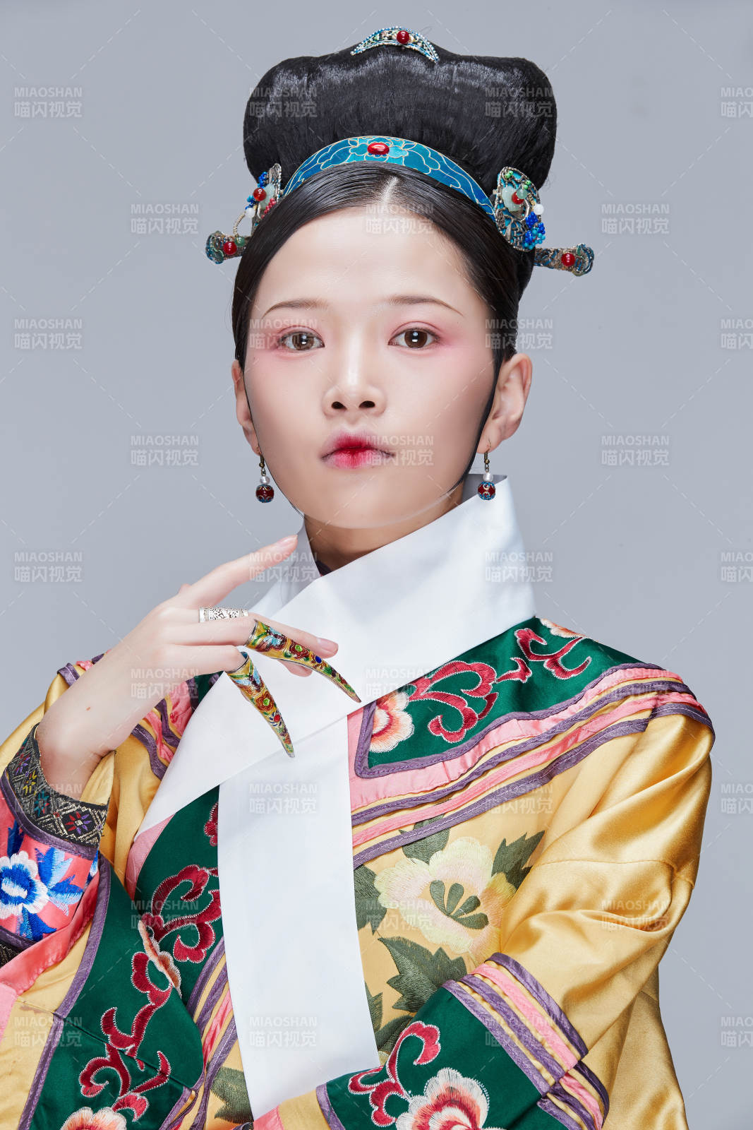 白色背景下的清代女性古装造型清朝古装图片