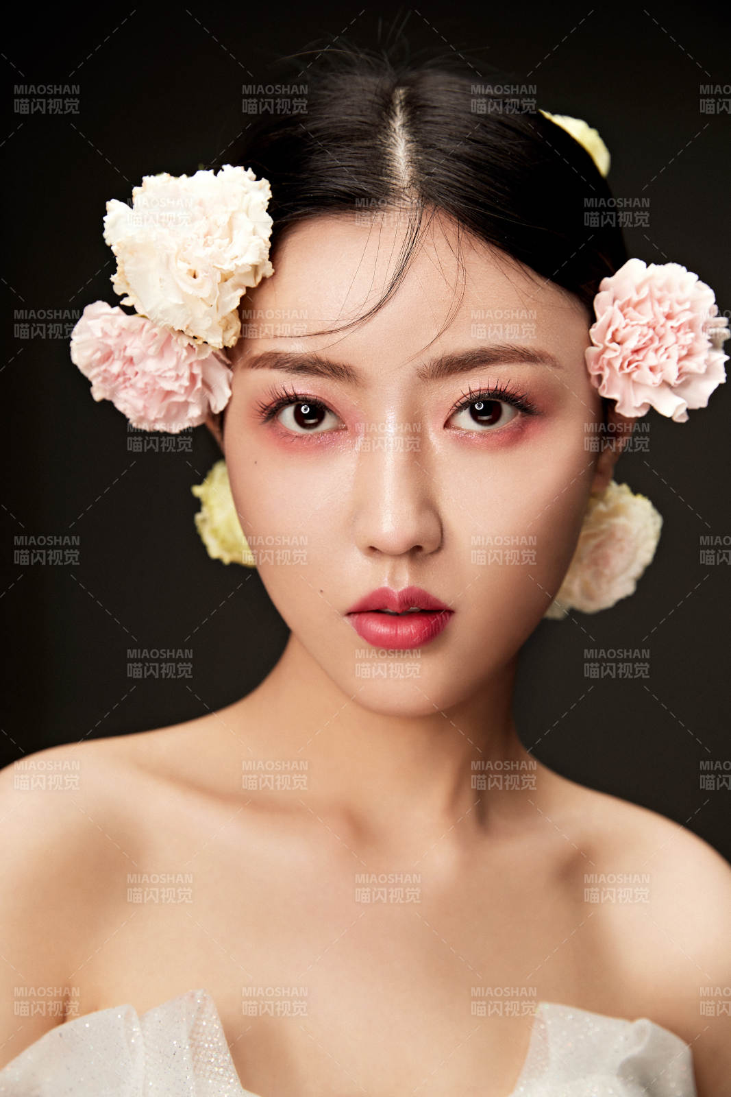 时尚亚洲女性婚纱妆面彩妆图片