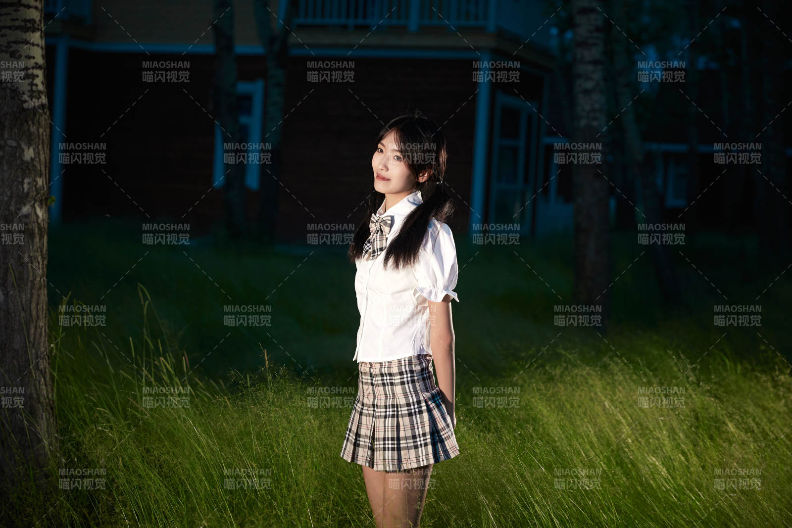 草原湿地公园游玩拍照的亚洲少女图片