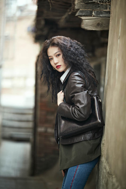 老旧城区里穿着复古港风的美丽清纯少女图片