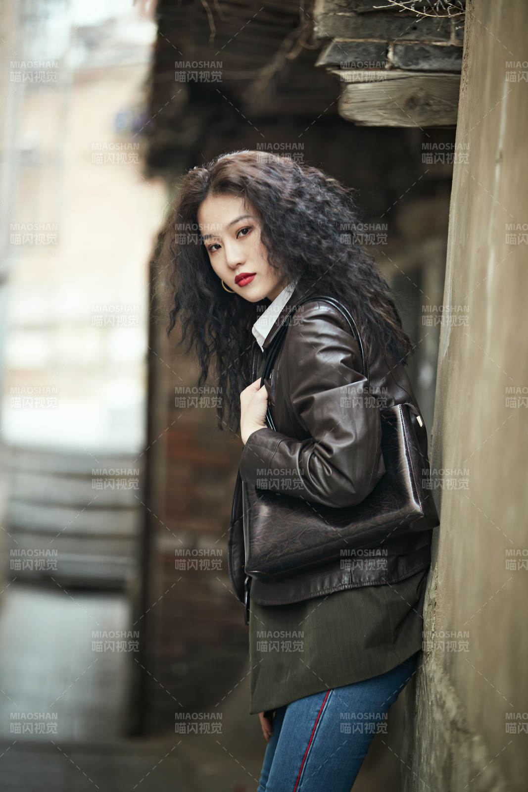 老旧城区里穿着复古港风的美丽清纯少女图片