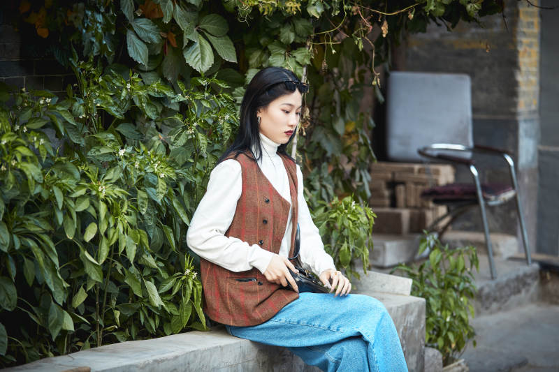 老旧城区里穿着复古港风的美丽清纯少女图片