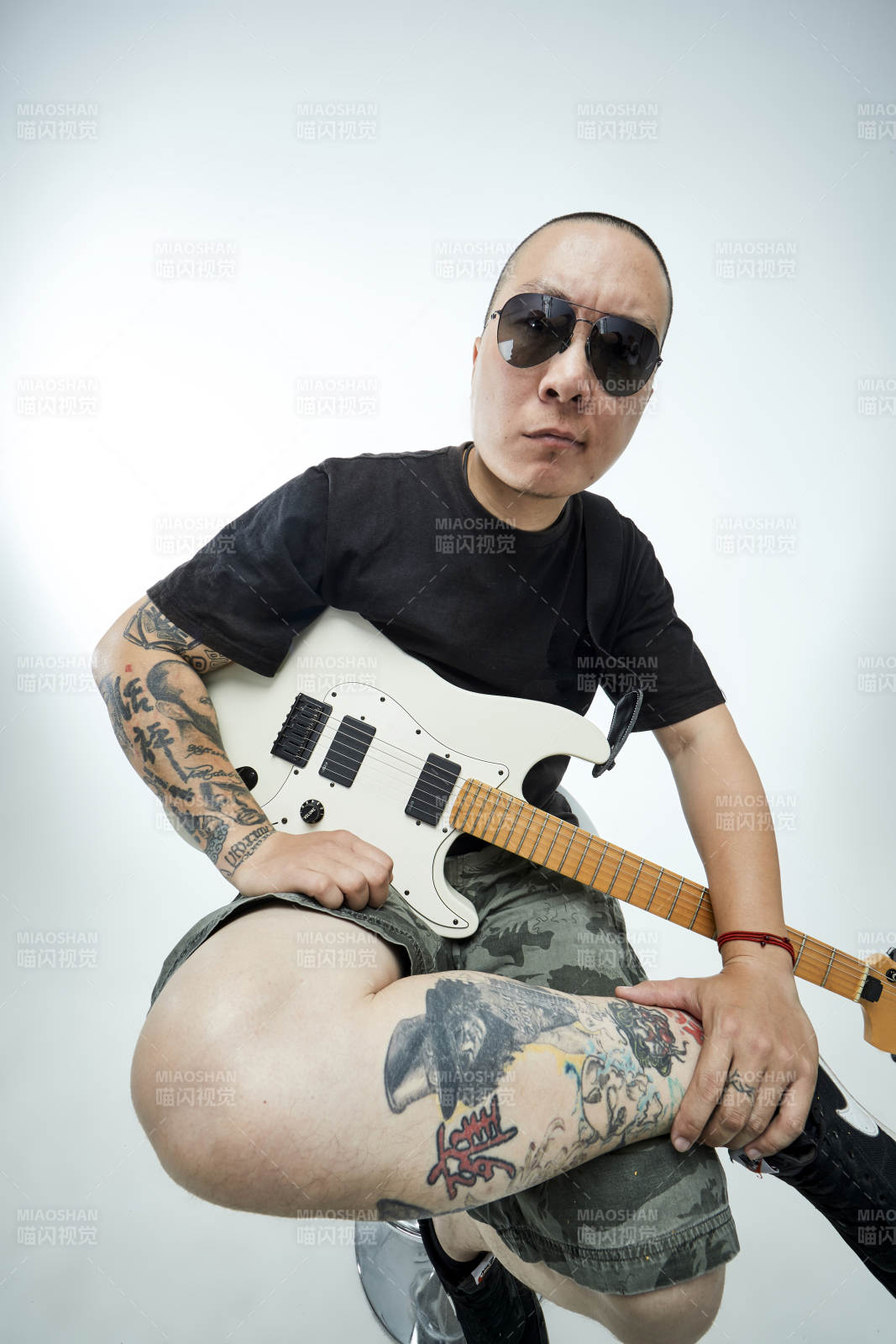 手持电吉他展示演奏的亚洲男性摇滚乐手人像图片