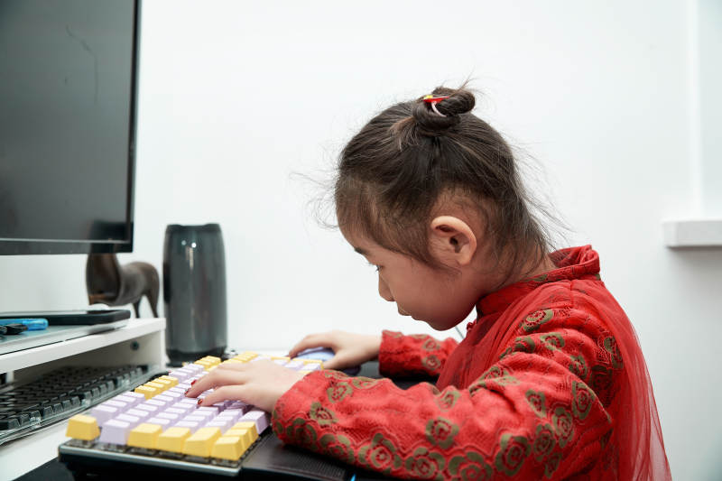 在家玩耍的亚洲小女孩图片