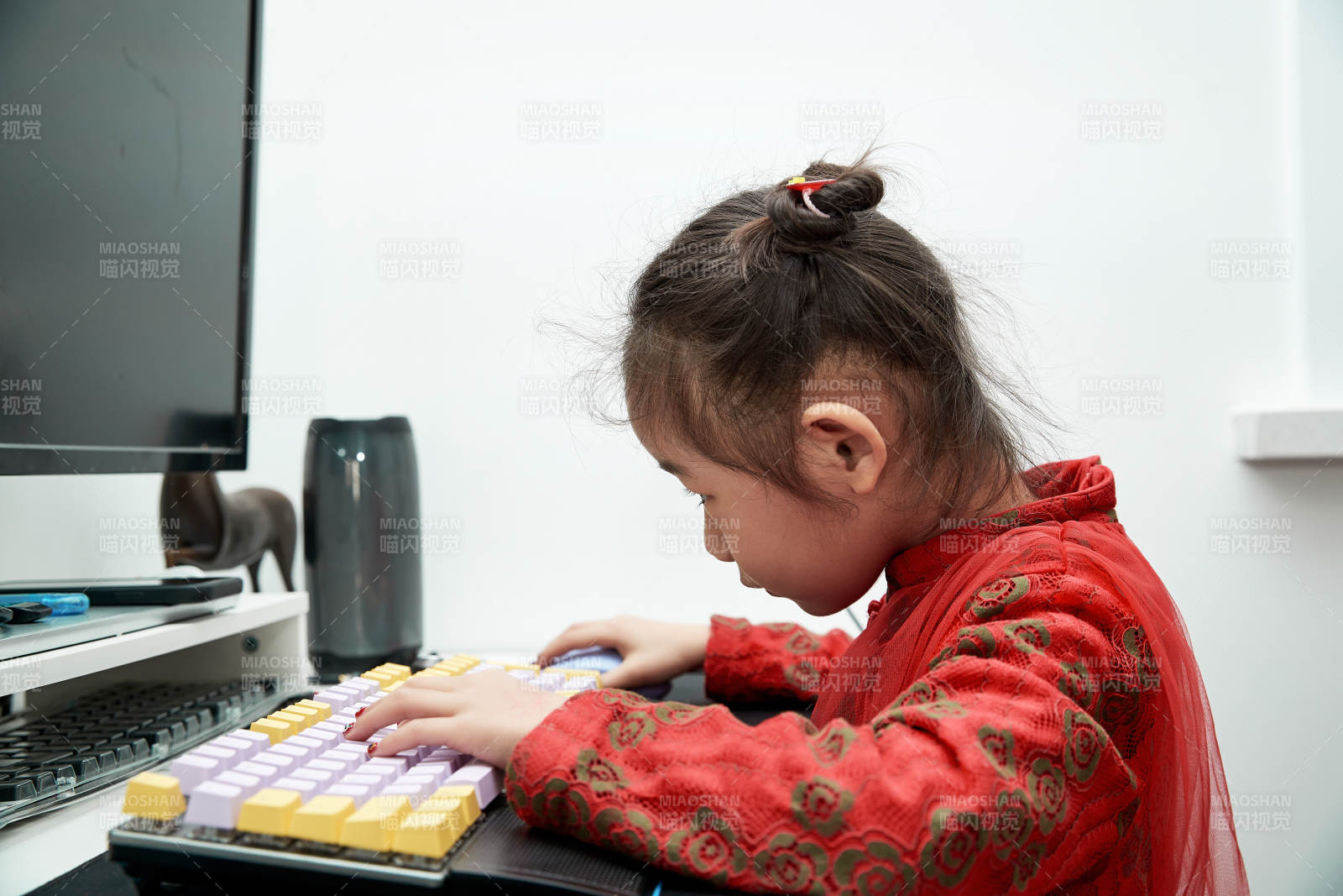 在家玩耍的亚洲小女孩图片