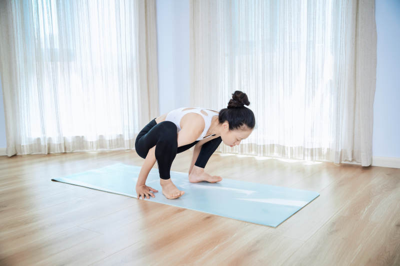 做瑜伽动作的亚洲年轻女性图片