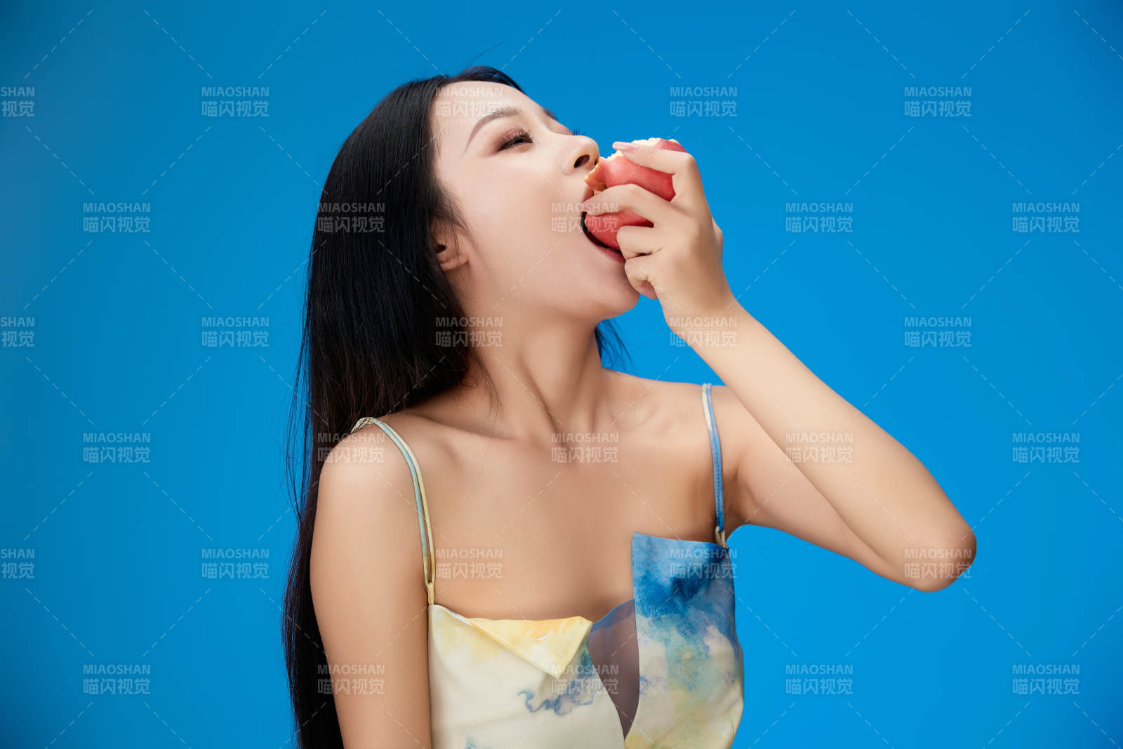 吃水果的亚洲东方长发少女图片