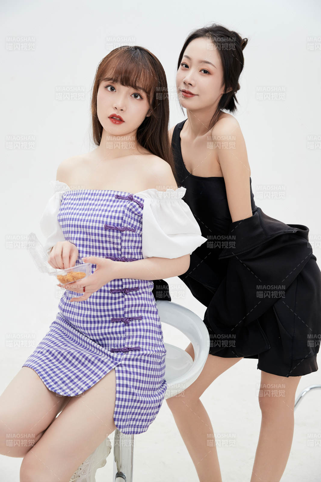 亲密无间的可爱的亚洲美女闺蜜图片