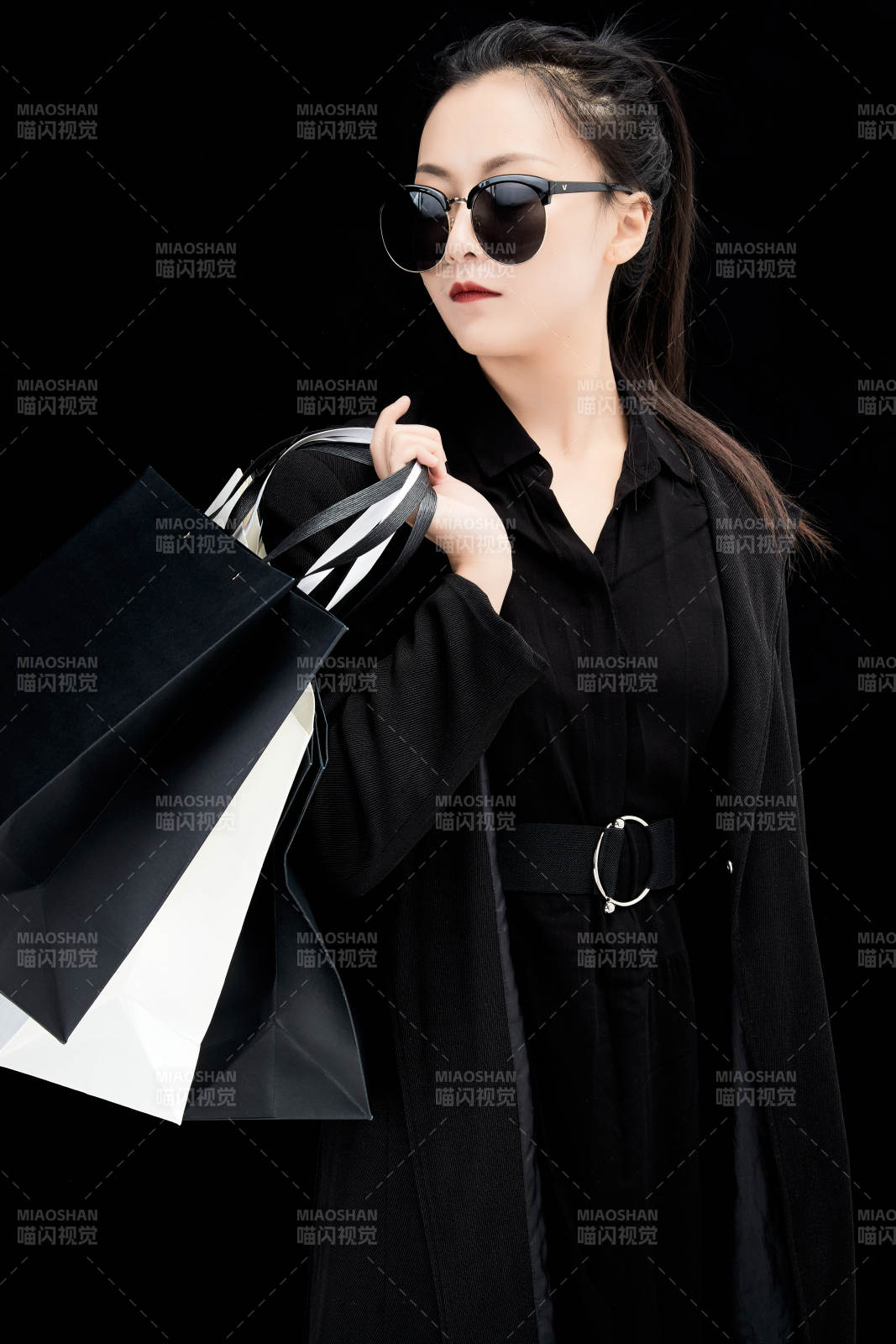 黑白色背景下的手提购物袋的时尚亚洲少女图片