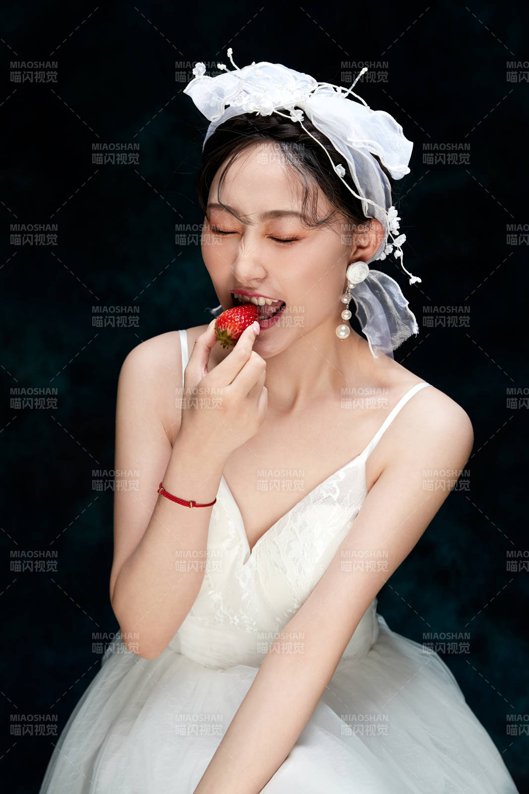 黑色背景下的女性复古婚纱妆面图片