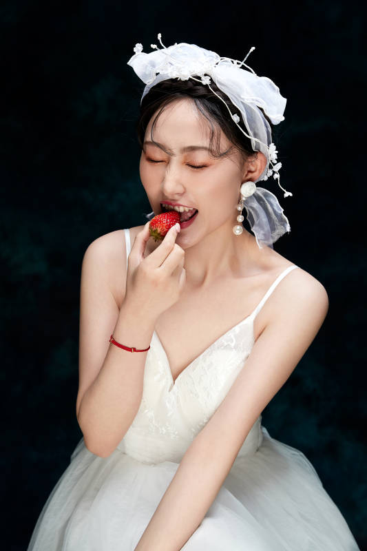 黑色背景下的女性复古婚纱妆面图片