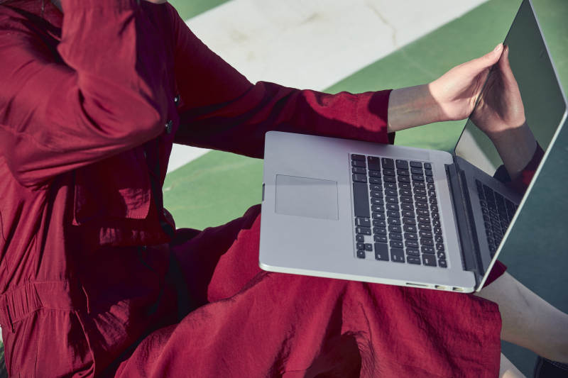 户外进行商务办公的青年女性局部特写图片