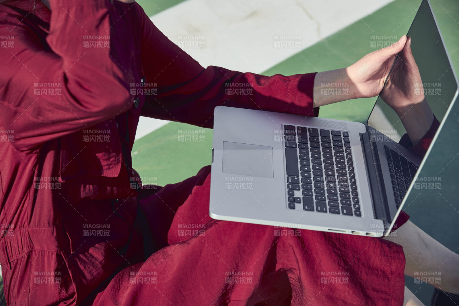 户外进行商务办公的青年女性局部特写图片