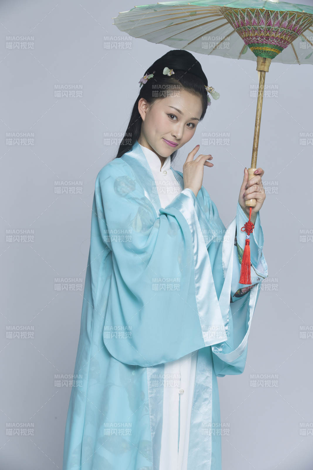 身穿古装的汉服女性人像汉服影棚拍摄图片