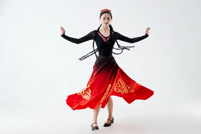 穿着新疆维吾尔族服饰跳舞的少女图片