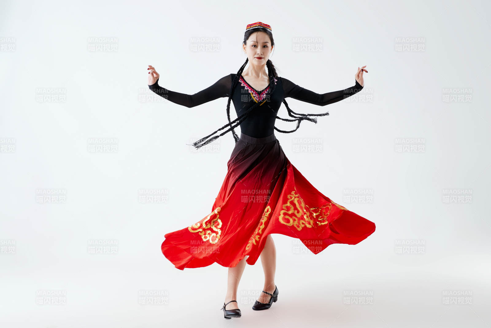 穿着新疆维吾尔族服饰跳舞的少女图片