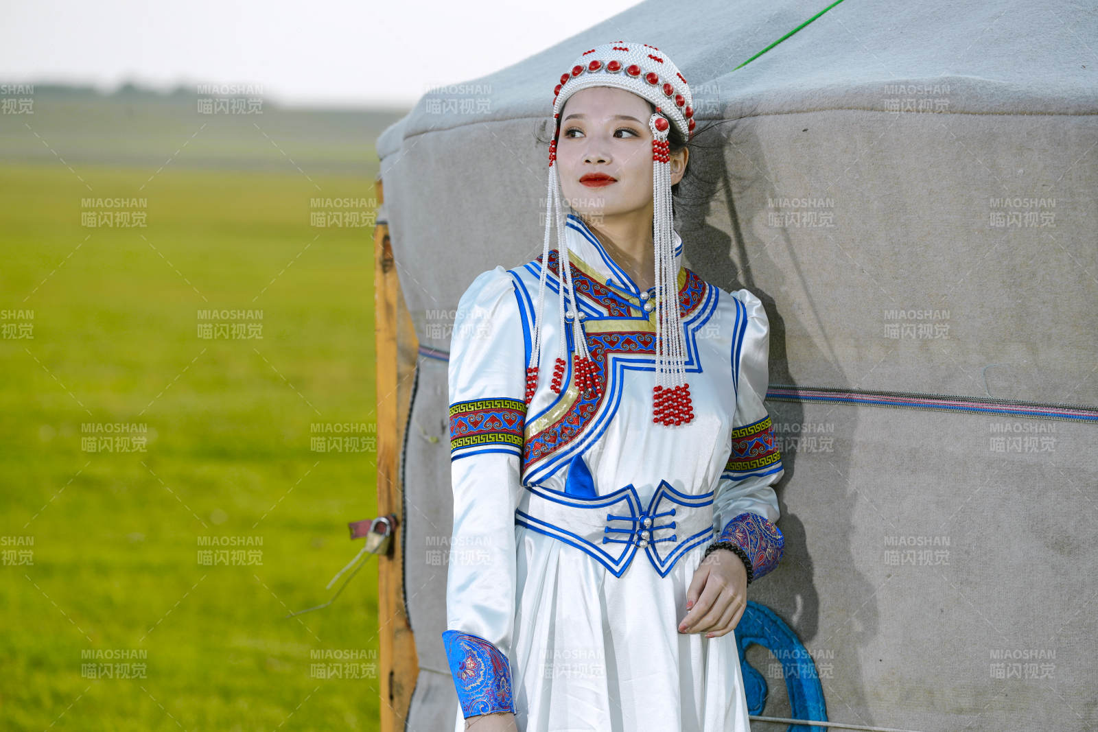 草原上穿着蒙古族传统服饰的亚洲年轻美少女图片