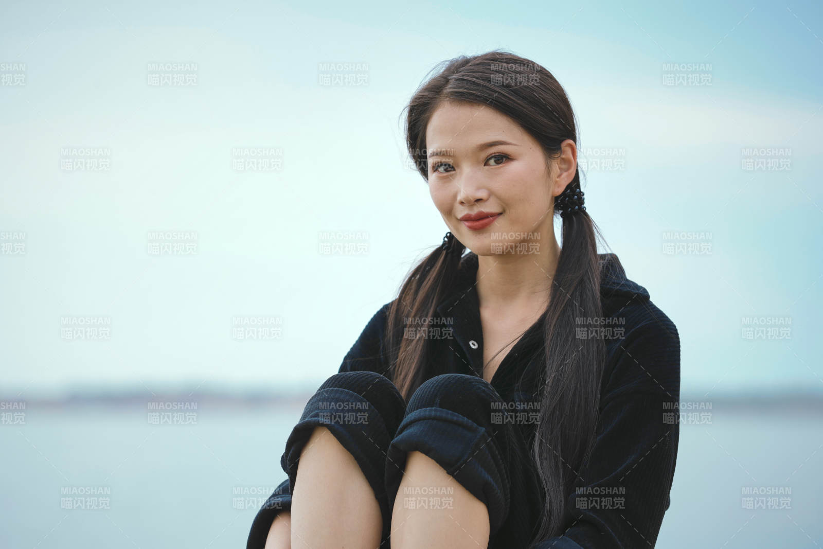 悠闲的坐在美丽湖岸码头的亚洲年轻女性人像图片