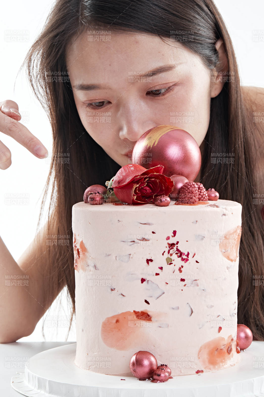 喝红酒品尝蛋糕的年轻女性图片