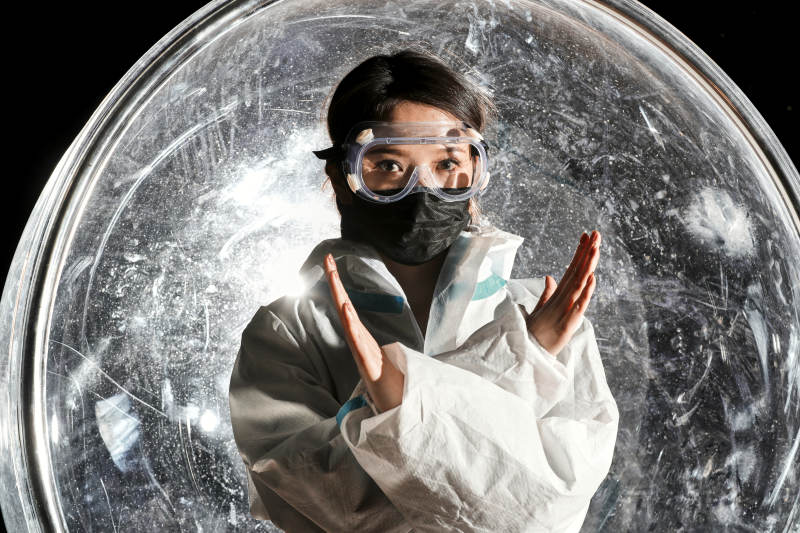 穿白色防护服佩戴护目镜口罩的女性防护人员图片