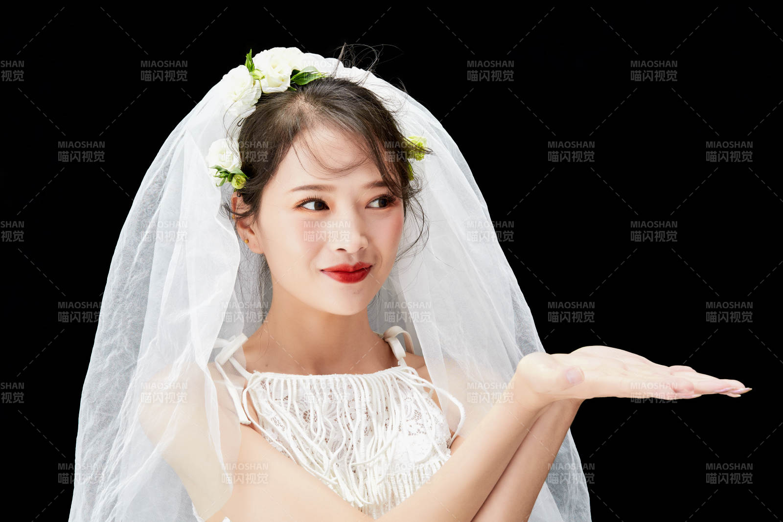 黑色背景下的美妆新娘彩妆人像图片