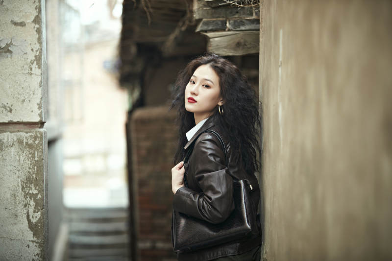 老旧城区里穿着复古港风的美丽清纯少女图片