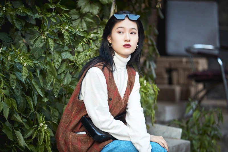 老旧城区里穿着复古港风的美丽清纯少女图片