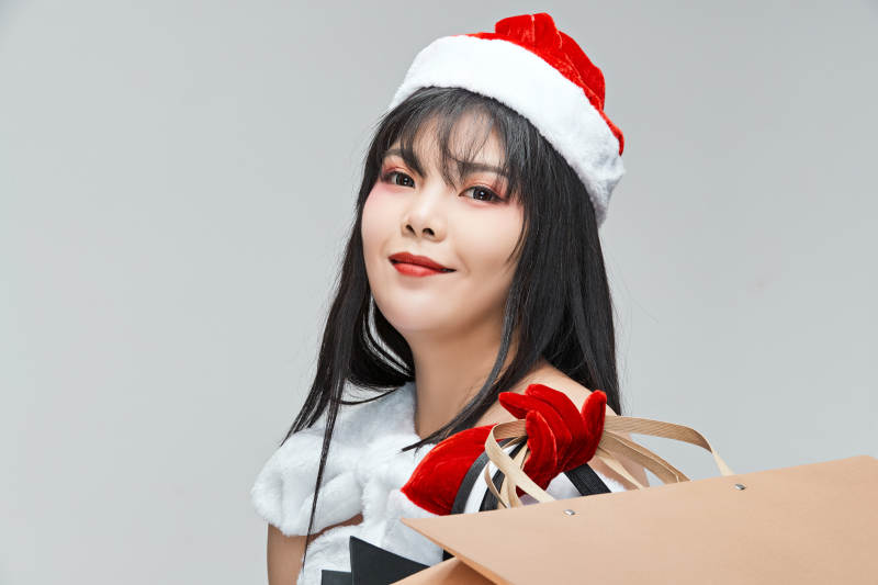 身穿圣诞服饰手提购物袋性感可爱的圣诞女郎图片