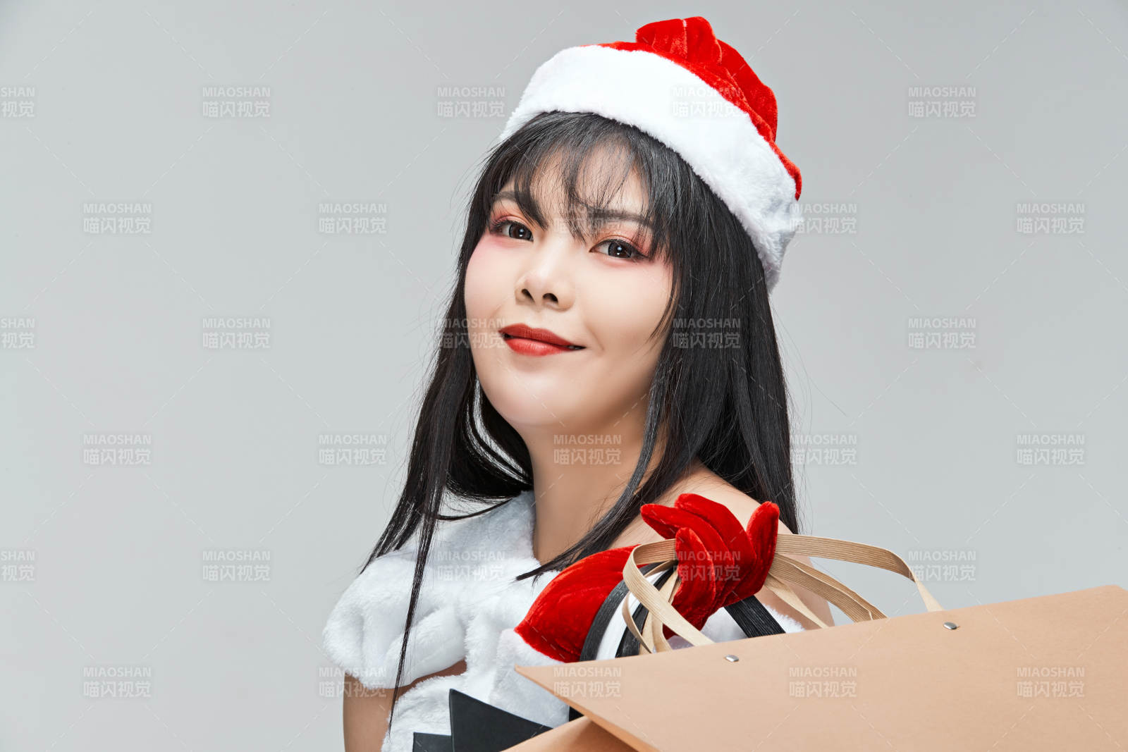 身穿圣诞服饰手提购物袋性感可爱的圣诞女郎图片