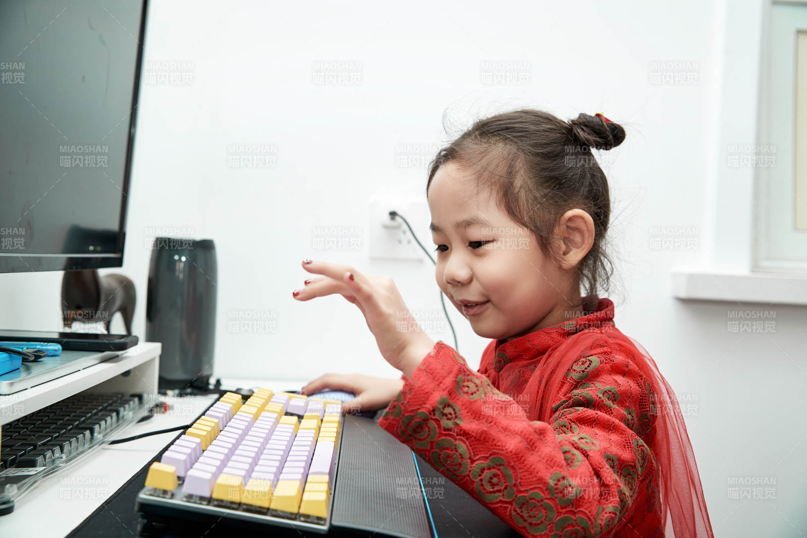 在家玩耍的亚洲小女孩图片