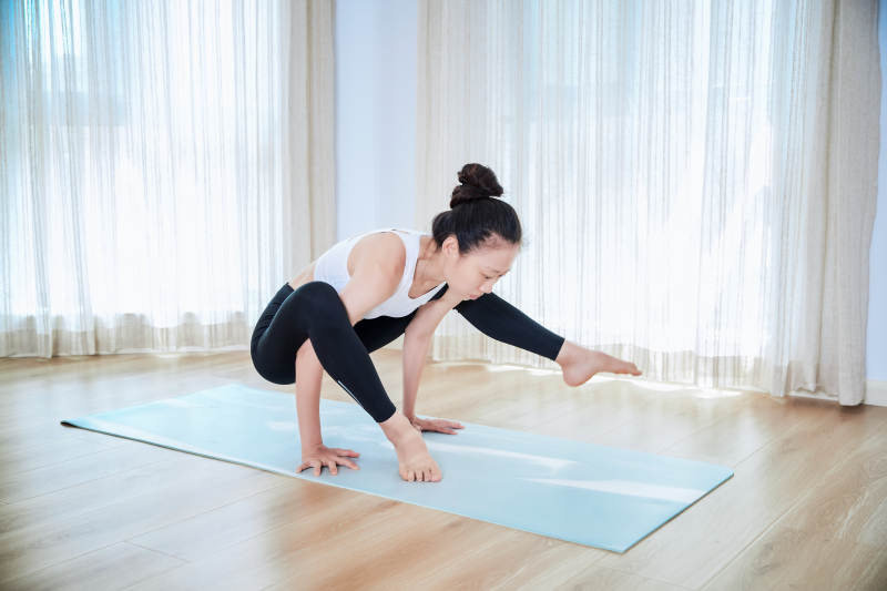 做瑜伽动作的亚洲年轻女性图片